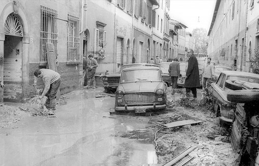 Firenze 1966: così gli angeli del fango salvarono la città