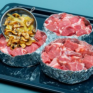 484K views · 1.4K reactions | ¡Todos están buscando esta receta de carne! Sencillo y delicioso Ingredientes: aguja de cerdo: 2 kg cebolla: 2 pza. champiñones: 200 g sal: 2 g pimienta negra: 2 g puerro: 100 g aceite: 20 ml sal: 5 g pimienta negra: 5 g patatas: 3 pza. queso: 150 g nata: 300 g mantequilla derretida: 100 g mostaza en granos: 50 g parmesano: 50 g | Cookrate - Español | Facebook