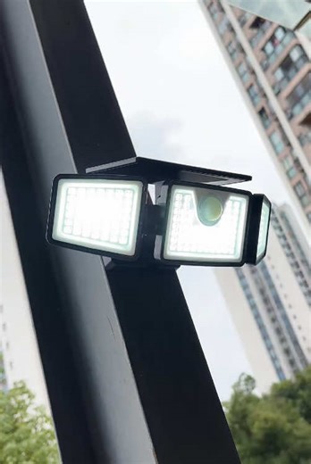 ¡Di adiós a las facturas de electricidad! La lámpara solar de pared con 3 cabezales, sensor inteligente y control remoto convierte tu jardín en una galería de arte luminosa ~ ¡A prueba de agua y con 20 horas de duración, incluso en días lluviosos! #GadgetsSolares #IluminaciónInteligente #DecoraciónExterior #daphino #VidaEcológica