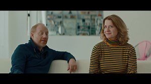 WOMIT HABEN WIR DAS VERDIENT? mit der gerade zur Schauspielerin des Jahres gekürten Caroline Peters in der Hauptrolle ist scharfsinniges Komödienkino aus Österreich. Einer aufgeklärten, liberalen Patchwork-Familie wird hier ein mitleidloser, aber umso erheiternder Spiegel vorgehalten. Mit viel Humor und spitzfindigen Dialogen gelingt Regisseurin Eva Spreitzhofer und ihrem grandiosen Ensemble eine herrlich bissige Gesellschaftskomödie über Toleranz und ihre Grenzen. | Neue Filmlounge - Das Portal