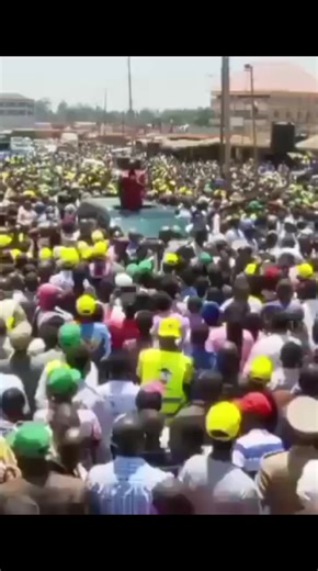 Ruto DESTROYS Eugene Wamalwa in Chwele “You Can’t Lead! Find a Wife First!” At a rally in Chwele, William Ruto went all out on Eugene Wamalwa, saying he inherited his seat, land, and even children from his brother Kijana Wamalwa. Ruto added that Wamalwa hasn’t built a house, has a “wife for hire,” rented his home, and his late brother’s children died of hunger. He told him straight: “You cannot be a leader. Go and find a wife first!” The crowd in Bungoma’s Chwele was left stunned as the Presiden