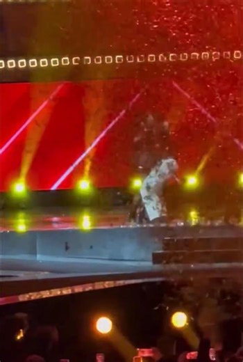 Meravigliosa serata a Napoli per la finale di X Factor. Giorgia annuncia la vincitrice della kermesse di quest'anno: RAV! La vincitrice di X Factor 2025 è Roberta "Rob" Scandurra, una giovane cantautrice siciliana che ha conquistato tutti con la sua voce potente e il suo stile pop-punk, ispirato a cantanti come Avril Lavigne, e che fa parte del team di Paola Iezzi. Ha 20 anni, è originaria di Trecastagni (Catania) e ha vinto il talent show con la Sua caratteristica e originale interpretazione de