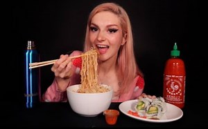 【Raven Eats】素食辣味拉面、牛油果寿司 咀嚼音_哔哩哔哩_bilibili