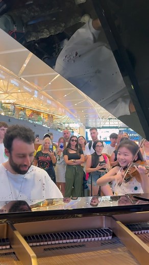 Julien Cohen on Instagram: "Wait for the 10 year-old violinist…🎻🥹 @yeonah_kim_violin I was asked to play Pirates of the Caribbean in @aeroporti_di_roma but was then joined by a violin child prodigy! Everyone in the airport was stunned 😍 #piratesofthecaribbean #hanszimmer #violin #childprodigy #piano"