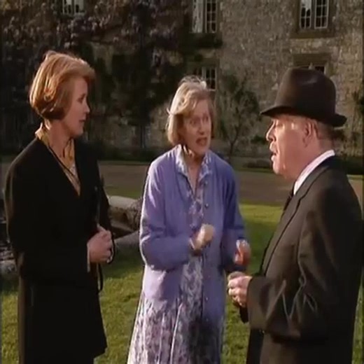 Keeping Up Appearances Season 4 Episode 5 – Looking at Properties 12 | Rully Triansyah