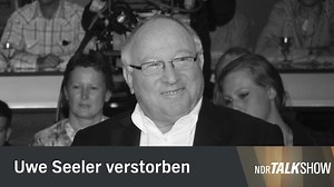 Die NDR Talk Show trauert um Uwe Seeler. Die Fußball-Legende war ein immer gern gesehener Gast bei uns. 2010 lässt sich Bjarne Mädel die Gelegenheit auf ein Autogramm nicht entgehen. | NDR Talk Show