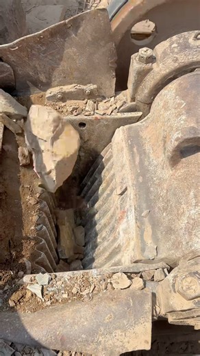 Breaking Stone #stonecrushing #stonecrusher #rockcrushing #viralvideos #short #1million #1k