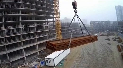 CATASTROPHIC CONSTRUCTION FAILURE: MASSIVE CRANE DROPS METAL BEAMS ONTO TRAILER (August 30, 2024) A construction site in downtown Atlanta turned into a disaster zone yesterday when a towering crane malfunctioned and dropped several massive steel beams directly onto a mobile construction trailer—an incident captured in shocking cellphone footage from nearby workers. According to site supervisors, the crane had been lifting a bundle of beams to the upper floors of a new high-rise when operators no