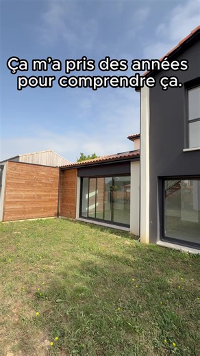 Construire est plus complexe qu’acheter. C’est plus long, il y a plus d’intervenants et plus de décisions à prendre. Mais le jeu en vaut largement la chandelle. Le risque ne vient pas de la construction en elle-même. Il vient du manque de méthode, de préparation et des décisions prises trop tard. Le terrain, les règles d’urbanisme, les méthodes de construction et l’organisation du chantier font la différence entre un projet subi et un projet maîtrisé. C’est pour ça que j’ai créé Secrets de Const