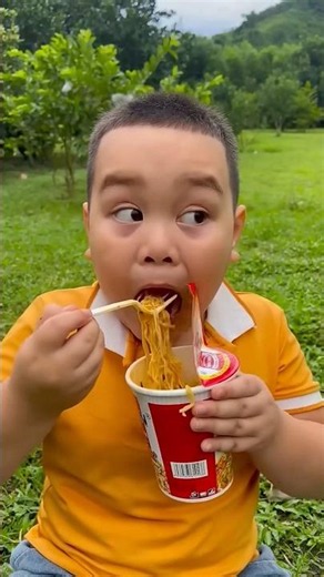 Ý TƯỞNG tuyệt vời 💡 Đơn giản và bạn cũng có thể sử dụng nó #camping #survival #lifehacks #noodles