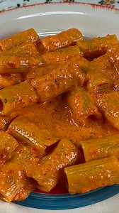 8K views · 59 reactions | Questa ricetta di pasta vi farà innamorare❗mai mangiato una pasta cosi squisita amici oggi vi porto una deliziosa ricetta di pasta con i peperoni, una vera delizia che si prepara in pochissimi minuti, una ricetta di pasta facile e veloce ingredienti per 2 persone: olio evo mezza cipolla 2 peperoni sale e pepe 2 bicchieri d'acqua 200 ml di panna 2 foglie di basilico 200 g di pasta #pasta | Cucina in famiglia | Facebook