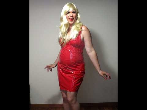 Gorgeous sexy blonde trans woman in red vinyl dress – Preciosa chica crossdresser rubia vinilo rojo