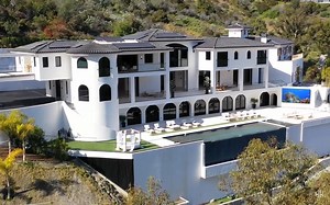 位于洛杉矶BelAir的一座奢华的现代西班牙风格别墅|10697 Somma Way, Los Angeles, CA