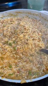 This DIRTY RICE recipe will never make it to leftovers. Make it spicy by using that spicy Italian sausage and you basically have Church’s Spicy Rice. Comment RECIPE for the full #recipe | Dr. Jai