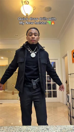 Srtskii🐈‍⬛ on Instagram: "Quick draw drills with my new holster 🔫🔥"