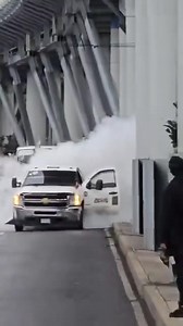 6.6M views · 36K reactions | #ÚLTIMAHORA | Se registra una fuga de gas en Tláhuac Una pipa de transporte de Gas LP sufrió la ponchadura de una llanta y terminó impactando contra otro vehículo en Av. Tláhuac, colonia Santa Ana Poniente. La línea de abastecimiento presentó una fuga, pero no hay personas lesionadas. Equipos de emergencia y Protección Civil controlaron la situación. Vía Antonio Huitzil. | Azteca Noticias | Facebook