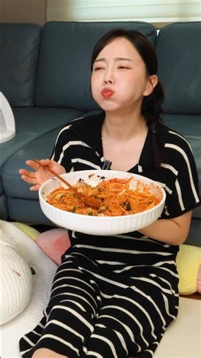 Bibimbap Mukbang: Tackling in spicy tuna and quickly mixing it all up 😆 Korean Home Food Mukbang ...