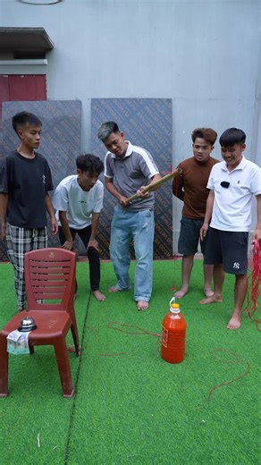 Thử Thách Nhấc Can Tương Ớt Không Dụng Cụ