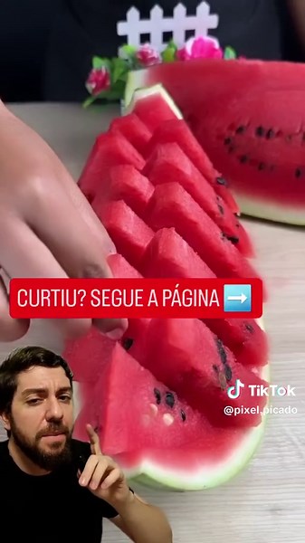 Corte melancia sem sujeira! ✨ ​Veja a tecnica deste vizinho ao usar o fio dental para fatiar a fruta com perfeição. A precisao do corte traz uma praticidade enorme, garantindo que a melancia fique linda na mesa com muita agilidadi e sem nenhuma sujerra. 🍉 ​Você já conhecia esse truque do fio dental ou ainda faz aquela bagunça com a faca? 👇 . . . . . ​#dicas #cozinha #diy #precisao #praticidade