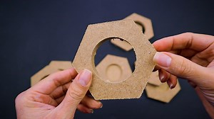 Los portavelas en forma de hexágono son populares por su diseño geométrico moderno, que combina simplicidad y elegancia. Su forma versátil permite crear composiciones únicas al variar su posición, como alinearlos en fila, agruparlos en patrones tipo panal o apilarlos en diferentes niveles. Esta adaptabilidad los convierte en el complemento perfecto para una decoración minimalista. ✿◕‿◕✿ 🚨ꜜꜜꜜ DESPLIÉGAME INFORMACIÓN IMPORTANTE ꜜꜜꜜ🚨 ✾◕‿◕✾ 👉🏻✅TWO TREES TTC-450 PRO CNC https://www.twotrees3doffi