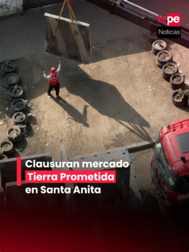 🚨 La Municipalidad de Santa Anita clausuró temporalmente el mercado Tierra Prometida y bloqueó 23 de sus accesos con bloques de concreto. La comuna sostiene que el centro de abastos no cuenta con licencias ni certificado de Defensa Civil, mientras que los comerciantes piden una solución para continuar con sus actividades. #ClausuraMercado #MercadoTierraPrometida #SantaAnita #Lima