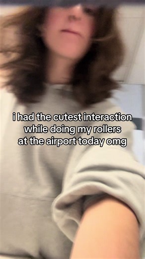 she was so sweet and i panicked and gave her the most basic info about my rollers LOLL #hairrollers #hairtutorial #airport #theatrekid #cute