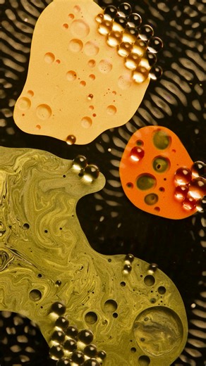 Cosmodernism on Instagram: "ııŋʂąŋııɬყ 🔸 No CGI, just liquids vibrating on a speaker • Today, I would like to share a fragment from a recording session that I had the opportunity to capture with a camera equipped with a macro lens (the actual frame size is approximately 15 mm). What you see in the film are liquids (mainly inks and a hydrophobic carrier substance) which, when set into vibration, react in a very dynamic way (video is not sped up), and sometimes the vibrations disturb the surface