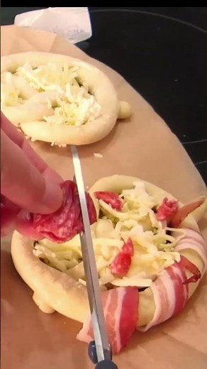 Krasser Brezel Snack Bacon Mozzarella auf Pizzastein.