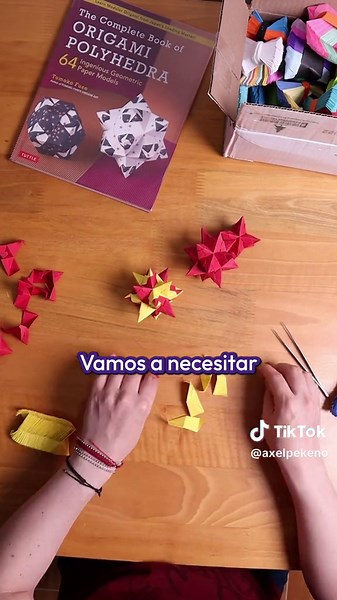 El Libro de Origami que Te Convertirá en un Experto en Estrellas de Papel ⭐️ Hoy quiero compartirles un proyecto que me ha encantado: la creación de estrellas de origami modular, basadas en el libro The Complete Book of Origami Polyhedra de la talentosa Tomoko Fuse. 🌟 Este libro es una verdadera joya para quienes amamos el origami, ya que con tan solo dos o tres módulos básicos, puedes crear una infinidad de figuras geométricas sorprendentes, desde estrellas hasta poliedros complejos. 📚✂️ Para