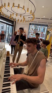 The CUTEST reaction I’ve ever had, watch until the end 😍😍 No one expected this musician to show up ! #music #piano | Aurelien Froissart