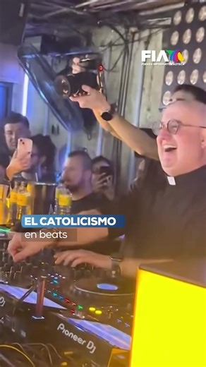 El Padre Guilherme parece haber encontrado la fórmula para que los jóvenes se acerquen a la Iglesia: una mezcla de fe, fiesta y beats. A sus 51 años, este sacerdote cambió la homilía por el techno y llenó clubes en México, su público más fiel. Entre luces, mezclas y energía juvenil, el mensaje es claro: la espiritualidad también puede sonar fuerte. Respaldado por sus obispos y por la visión del Papa Francisco, Guilherme rompe esquemas: bendice en plena pista, habla de unidad y demuestra que la g