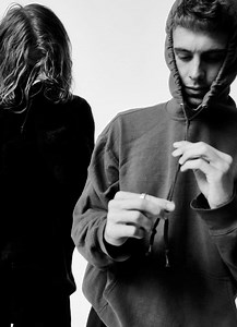 Royel Otis share new single ‘Kool Aid’ ahead of UK   EU tour starting this week • WithGuitars