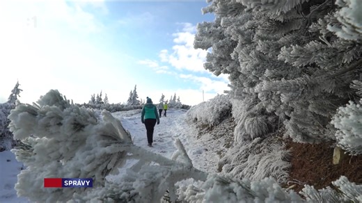Turistika, prechádzky aj vianočná pohoda na chate. Tradičné Vianoce doma mnohí vymenili za sviatky na horách. Na Martinských holiach zatiaľ lyžiarom podmienky neprajú, no snehom pokrytá cesta a okolitá príroda dodávajú tomuto miestu čaro zimných dní. Aktuálne novinky z domova i zo sveta nájdete na našom webe: https://spravy.stvr.sk/ | Správy STVR