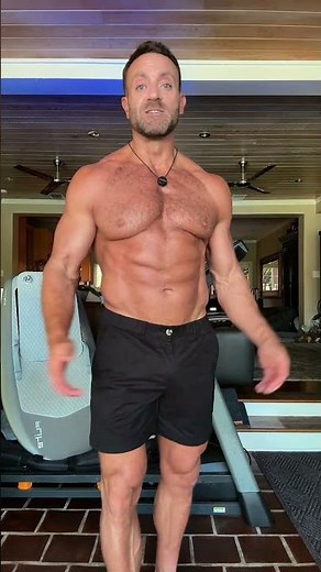 These 5.5” Cotton Casual Shorts for Men are designed with a modern above-the-knee cut that makes