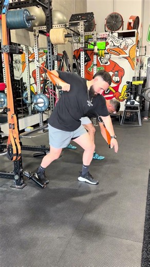 DOWNWARD ROTATION CABLE PUNCH #strengthandconditioning