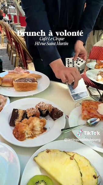 Qui dit brunch à volonté dit table remplie à ras bord d’assiette de tout le buffet 😋🧁🥓🧇🍿 🎪 Le Cirque : restaurant, bar, brasserie 📱 Info & resa : 01 42 78 35 00 🕰 Ouvert du lundi au dimanche de 10h à 2h 📍 Paris 4 #beaubourg #brunch #brunchavolonté #brunchparis #pâtisserie #paris4 #lecirque #foodieparis #eatinparis