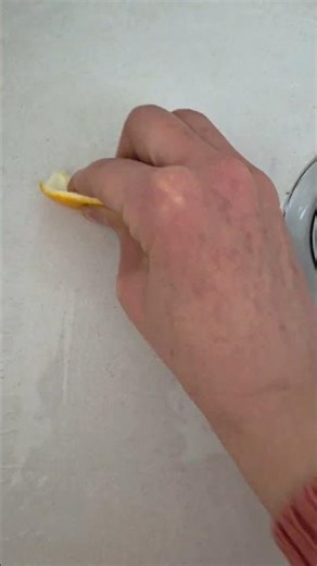 ברק וריח נעים לכיור עם קליפת תפוז Polishing a sink with orange peel