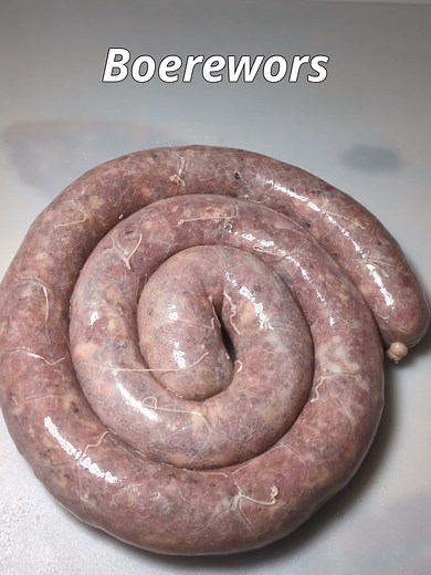 This is how I make that iconic South African sausage — Boerewors — at home, just the way I like it 🇿🇦 If you’ve ever wanted to make proper boerewors yourself, this is my go-to spice mix for 6 kg of meat: • 2 tsp cloves • 55 g coriander • 1⅓ tbsp brown sugar • 1⅓ tbsp allspice • 1 tsp nutmeg • 85 g salt • 2 tbsp freshly ground black pepper • 200 ml cold water • 200 ml Worcestershire sauce • 200 ml red wine vinegar #lemmermade #boerewors #suasage