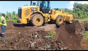 341K views · 3.8K reactions | Extreme action! CAT 950 wheel loader on the edge of a cliff #extreme #cat #fblifestyle | Excavator proyek | Facebook