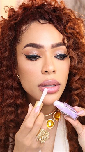 THAIS BRAZ on Instagram: "Gloss magnético !? Marca: CHARMACY 乔魅 (Charmacy Qiaomei, nome chinês transliterado) Nome do produto: 极光後親水光曆蜜 (Gloss Hidratante Luminoso Pós-Água / Aurora Hydrating Gloss, tradução livre) Cor / Variedade: 02 极地焰火 (02 Polar Fire ou 02 Fogo Polar) —— Referências: 1. Wikipedia — “Static electricity” → Explica o que é eletricidade estática e como o atrito entre materiais causa desequilíbrio de cargas elétricas. 👉 Serve pra embasar a parte em que você fala sobre o atrito en