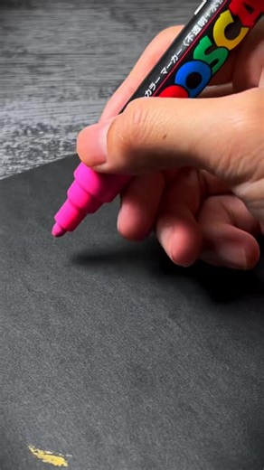 🖋️ 名字開頭是 E 嗎？從極簡到典雅！ ✌️名字開頭 E 的朋友舉手！🙋‍♂️🙋‍♀️ 雖然 E 看起來方方的很古板，但如果設計好，E 的線條既可以簡約有力，也能優雅... 😄今天 #手寫師上線，教大家三招把 E 簽出高級感： 1️⃣ 「勾」住專業感 ⚓️ 先打一個俐利落的勾，名字寫完後，在左邊補上「一長一短」的平行線。 2️⃣ 懶人專用「反 3」法 ⚡️ 寫一個反過來的數字 3，記得「頭小身大」，尾巴帥氣地向右橫掃過去當底線。 3️⃣ 華麗轉身：圓圈藝術 💃 大小圓圈交替，雖然難度高一點點，但寫出來保證別人的目光都會停在你的簽名上。 💡 這些 E 帥哥美女快看過來： 不管是 Emma, Eric, Emily, Edward 還是 Elizabeth，通通都適用！ ✨ 想擁有專屬簽名嗎？#年末限定活動 👉現在只要加入 #傑克手寫 的 IG 訂閱VIP會員，就送一款😀傑克老師專屬簽名設計！（ 👉連結🔗 https://www.instagram.com/jack_handwritting ） #簽名設計 #手寫美學 #字母E #簽名教學 #手寫師 #客製化簽名 #