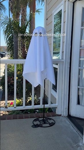 DIY Porch Ghost with a Shepherd's Hook | Easy Outdoor Halloween Decor