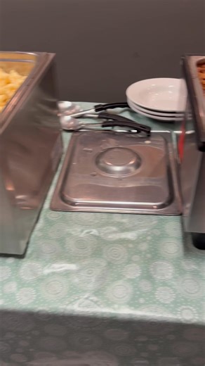 it’s sunday and you know what that means!! we’ve got an awesome spread on today. MAC AND CHEESE for breaky? Yes pls. call to reserve a table if you know you’re coming | Chef Stella diner & catering