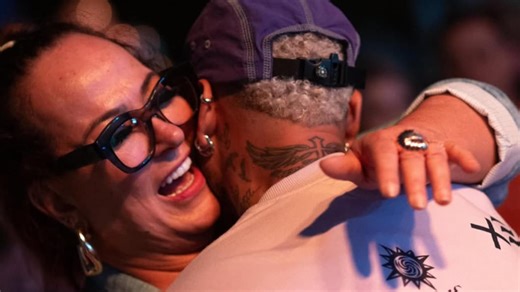 Nadine, mãe de Neymar, comemora anivesário de 58 anos no Guarujá