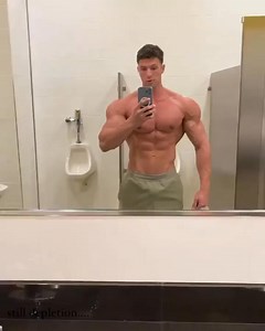 70K views · 4.2K reactions | Big Allessandro #hardttain #musclehunk #muscleworship #muscleman #brustmuskel #chest #model #posing #pecs | Athletic Star | Facebook