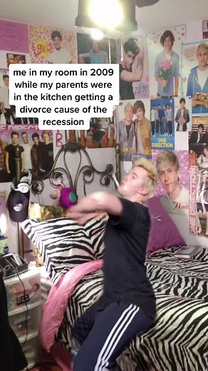 on my blue ipod mini 💅#fyp #foryou #lgbt #gay #TheHarderTheyFall #halloween #kesha