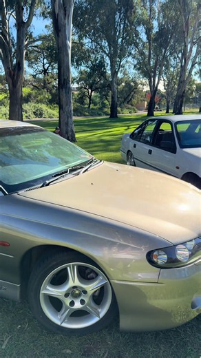 Coupla hotties wid the misso HSV 5LTR Commodore