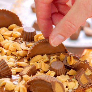 Reese's fans are going to LOVE this peanut butter cake... RECIPE: http://bit.ly/2LJ7LaS | Good Housekeeping