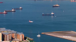 Daring Landings: Pilots Navigate World's Most Extreme Runways