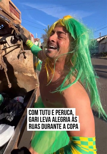 🇧🇷 VAI BRASIL! Luis Fernando não quis ficar de fora da festa da #Copa do Mundo. Enquanto cumpria sua rotina como gari, ele apareceu vestido com um tutu verde e amarelo, peruca e muita animação, levando o clima de torcida para as ruas. No vídeo, ele recolhe o lixo ao som de